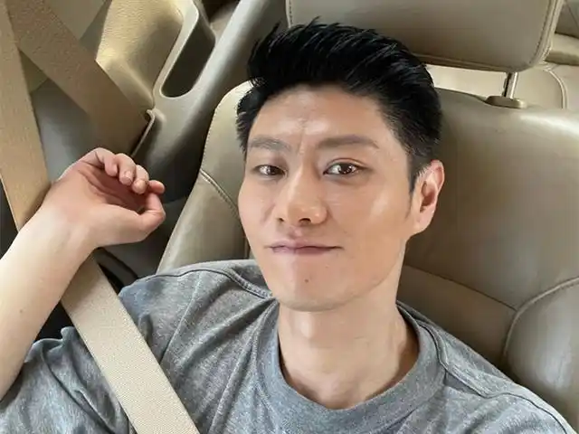 演技精湛的赵荀,穿上军装便是正气凛然的代表,脱下军装亦可痞帅