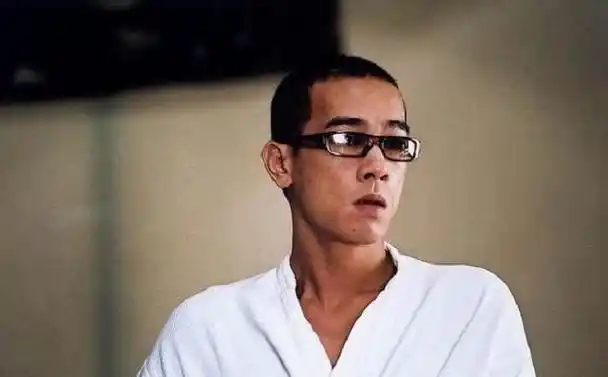 因贫穷3000块卖掉弟弟,现上亿身家也找不回,成陈小春一辈子的痛