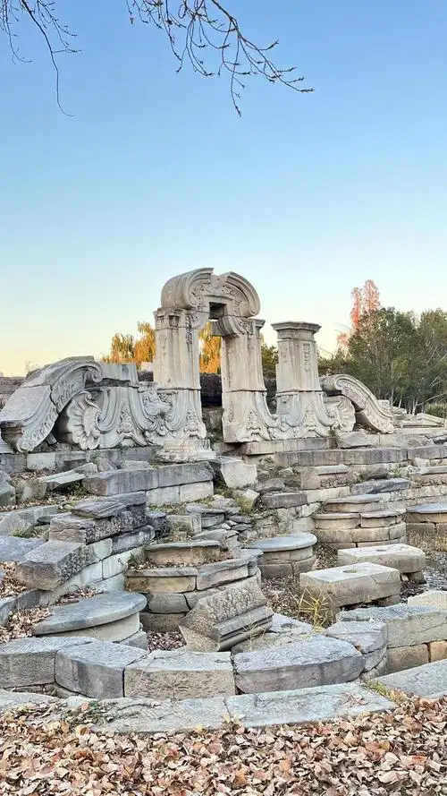 残破的圆明园,更能让人们牢记历史