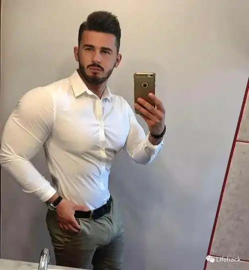 能练出这样大块头的都不是普通人,需要付出数倍于常人的努力,可谓凤毛