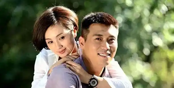 李乃文多年却一直不温不火,48岁结婚之后,和妻子反而恩爱有加!