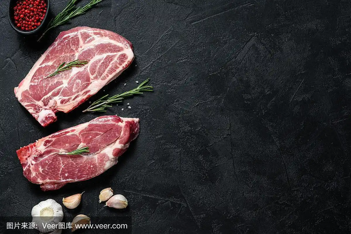 烤的肉.黑色背景.前视图.空间的文本