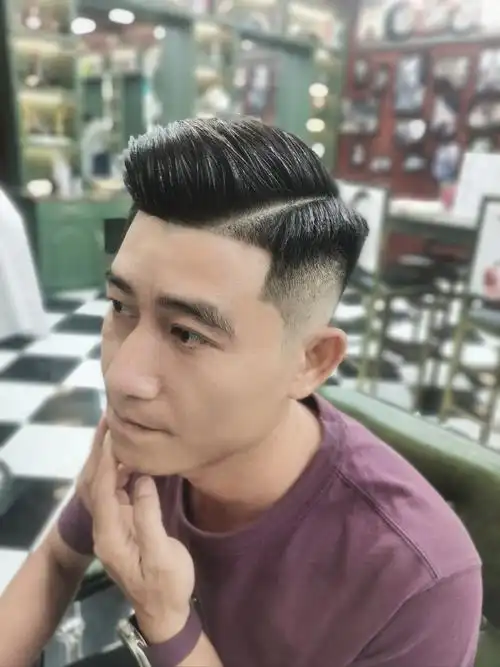 男士发型推荐﹣﹣美式偏分侧背偏分背头发型,很适合25岁左右的男生去