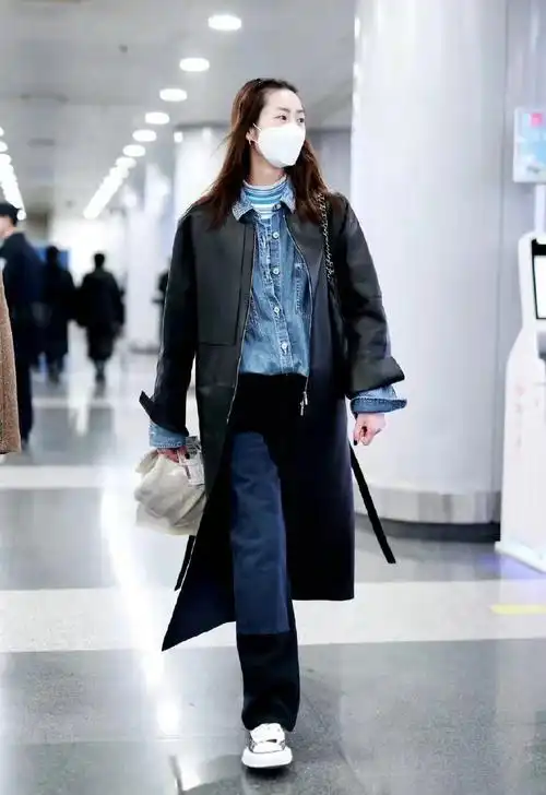 刘雯黑色皮大衣叠穿牛仔衬衫与牛仔裤早春穿搭酷飒利落