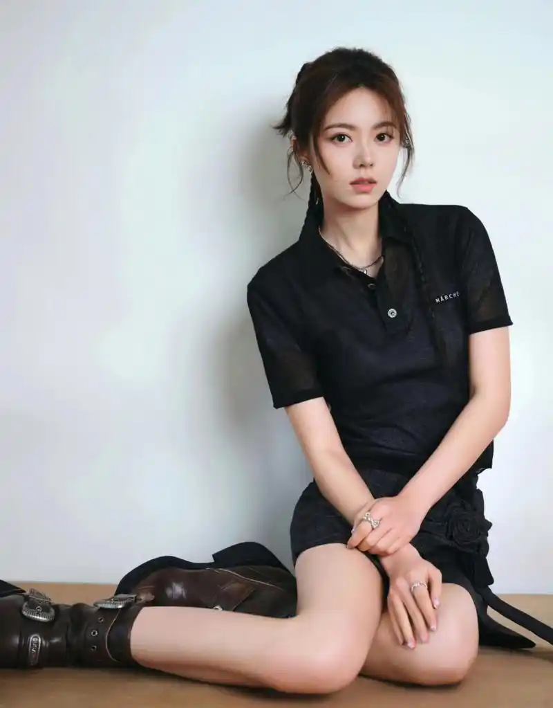 赵今麦,短袖配短裙,优雅又性感!