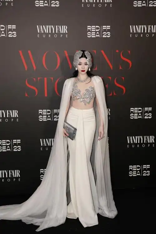 范冰冰红毯礼服只用钻遮胸惨遭网民酸像蚌精