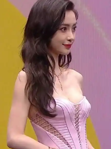 angelababy粉色抹胸羽毛裙