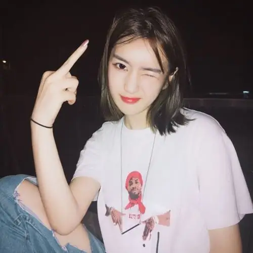 竖中指女汉子头像