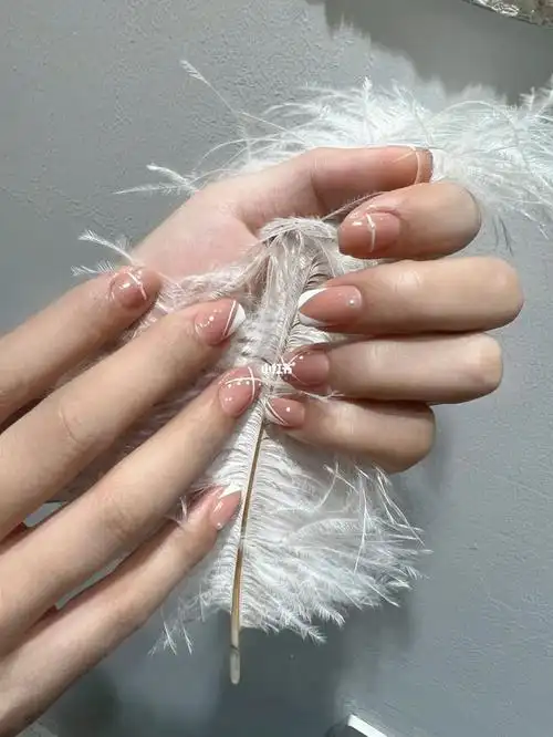 夏季简约显白美甲