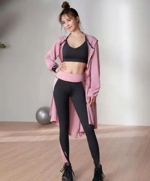 在照片中,蔡依林展现了自己健康美丽的身材和马甲线,让粉丝们纷纷惊叹