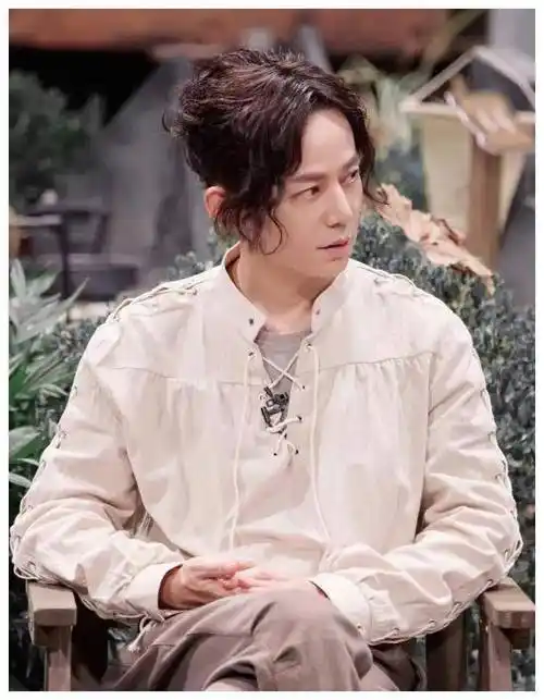 何炅,49岁,新造型展现多面魅力,不只是搞笑担当._时尚_激励_形象