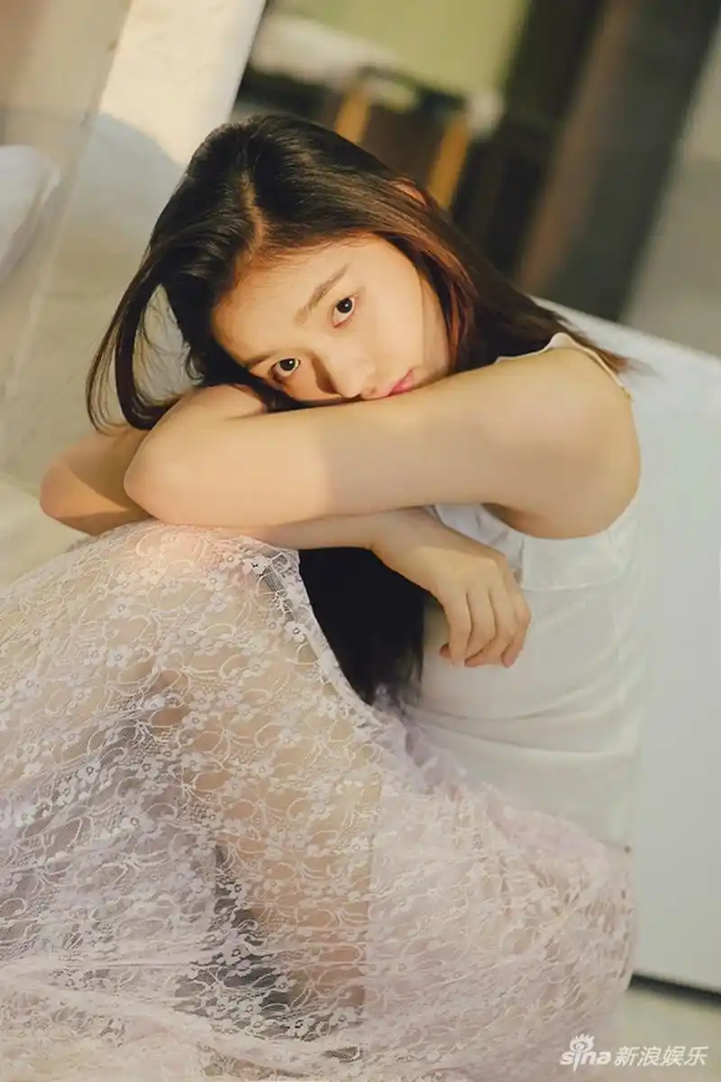 林允曝清新写真演绎百变少女