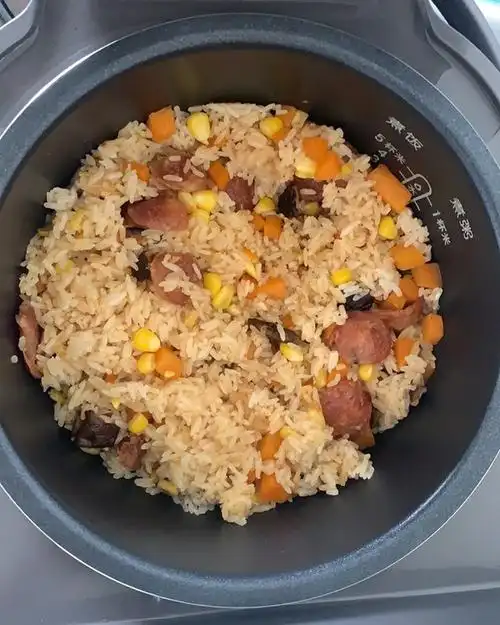 天乩弱水做的懒人必备～电饭煲腊肠焖饭