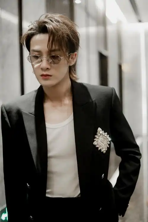 #檀健次黑西装#