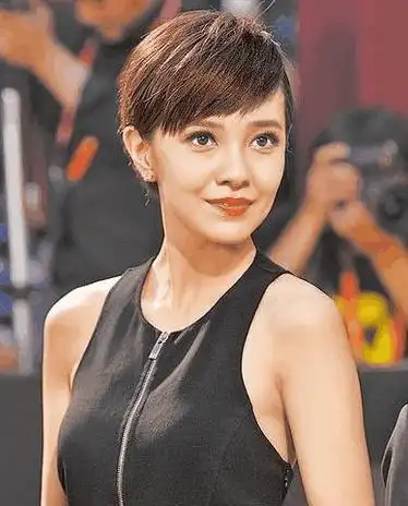 年轻时的那英非常渴望与蔡国庆在一起,而蔡国庆不但没有接受她,还毫不