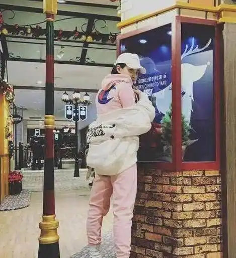 粉色卫衣配卫裤,时尚达人宋茜没吼住,林允换个牛仔裙少女感十足_白色