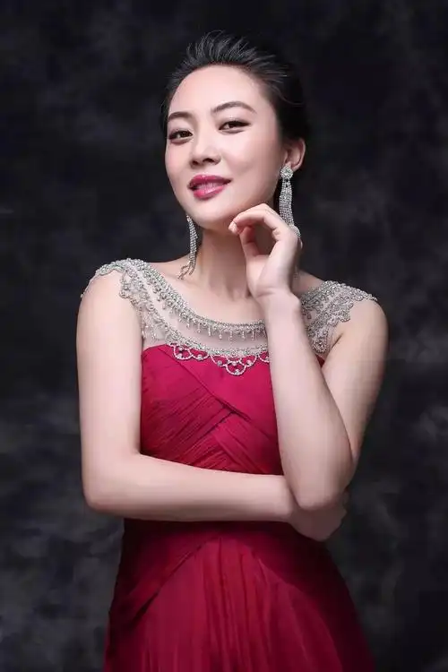 中央歌剧院女中音歌唱家毕业于中国音乐学院附中,师从男高音歌唱家
