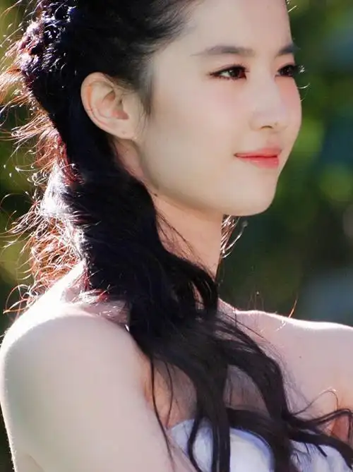刘亦菲早年的一组广告片花絮照,像泉水般清冽的女孩!