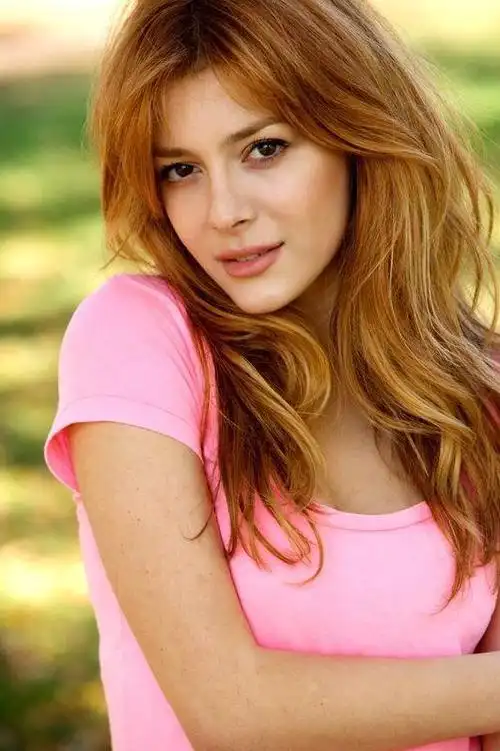 p>埃莲娜·萨汀(elena satine),1987年11月24日出生于格鲁吉亚