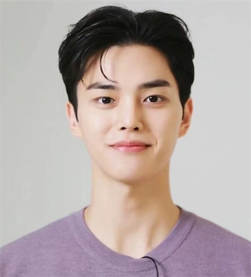 同样的三七分设计的韩式男生短发,露出立体精致的脸型轮廓,阳光活力又