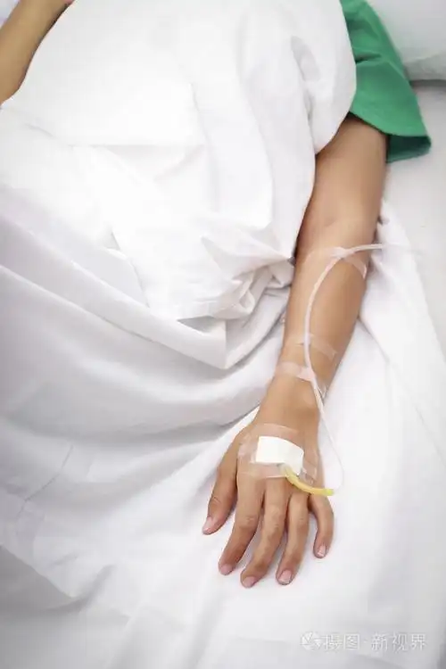 女病人在医院生理盐水照片-正版商用图片0e915q-摄图新视界