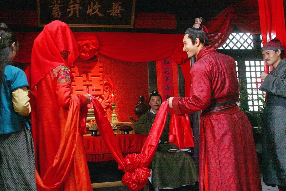 红衣进,白衣出,一生只进一家门一生只爱一个人,一生只进一家坟,一生只