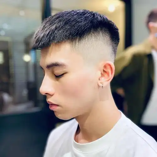 二,小飞机头发型,充满个性但丝毫不夸张