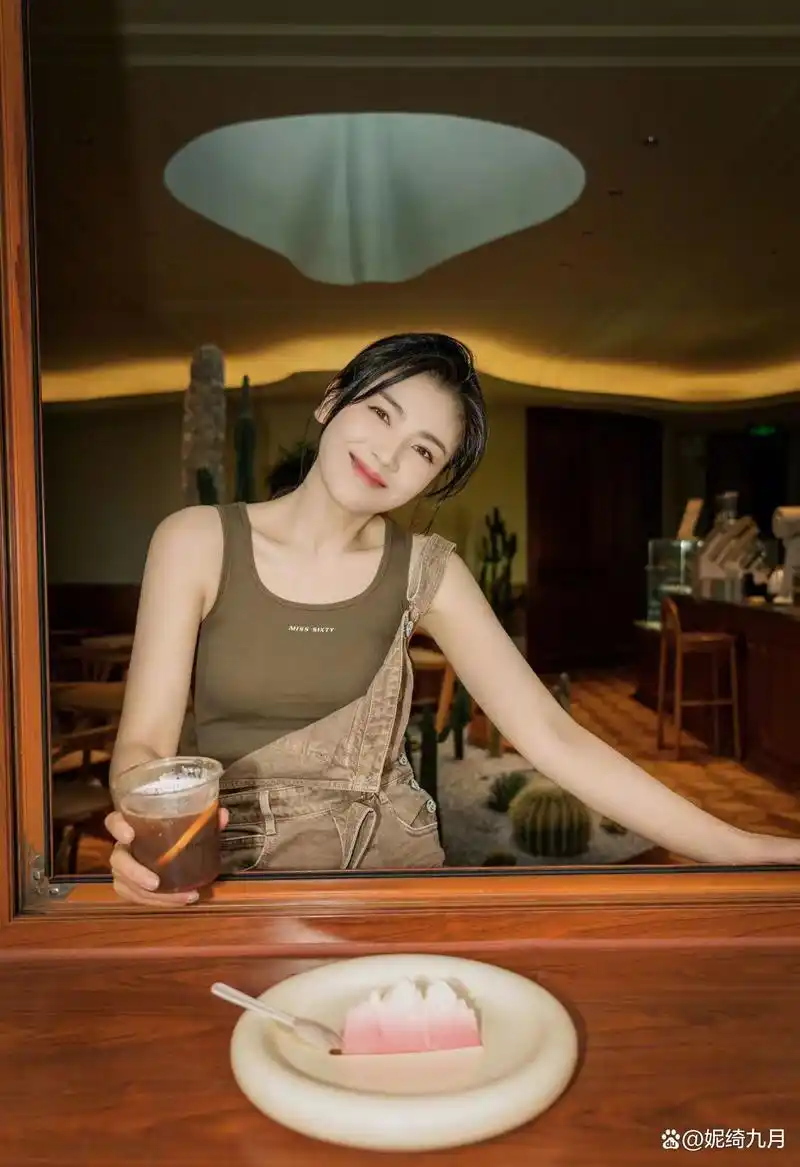 刘涛生日连发30张美照,45岁腰臀比真惊艳,嘴对嘴亲吻多少辣眼了