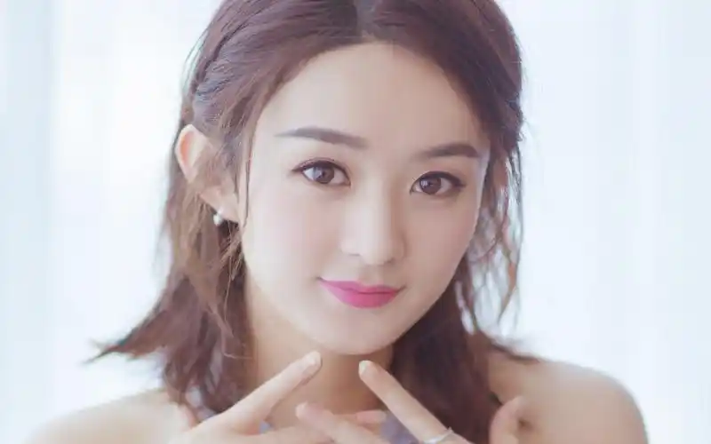 赵丽颖刺绣露肩裙性感图片壁纸