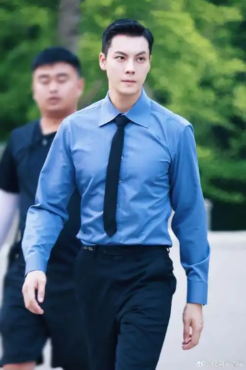 陈伟霆许我耀眼 最新路透  听说老露粉追着佛爷拍,哇哇大喊好帅.