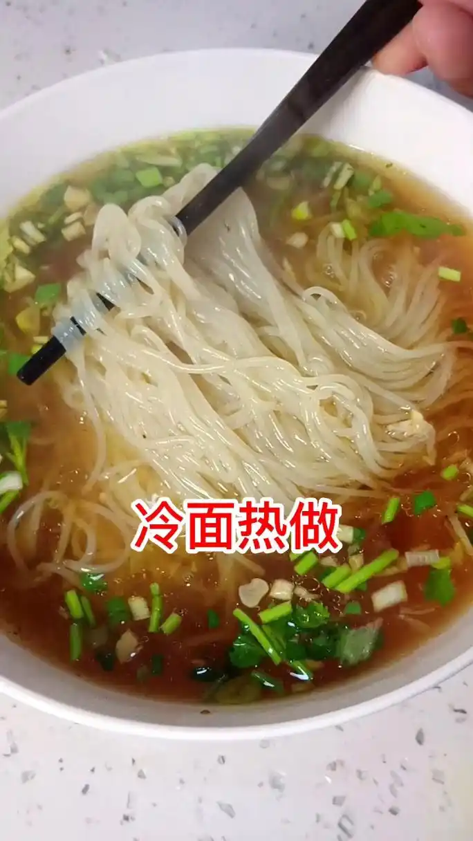 冷面热做 我们这边的面馆都是浇骨头汤,上桌还可以自己调味,有麻酱汁