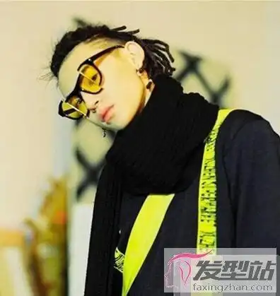 男生短发小脏辫真酷 走哪都是大家关注焦点