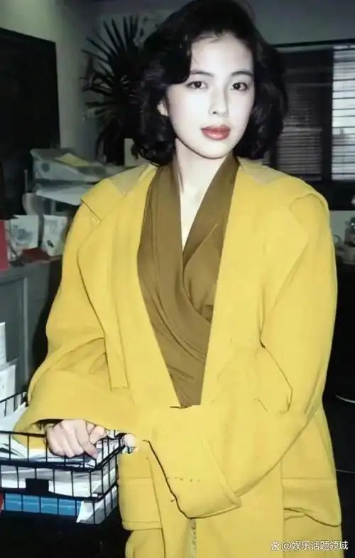 罗美薇是张学友的妻子,在港星盛世美颜如繁星闪烁的90年代,年轻时候的