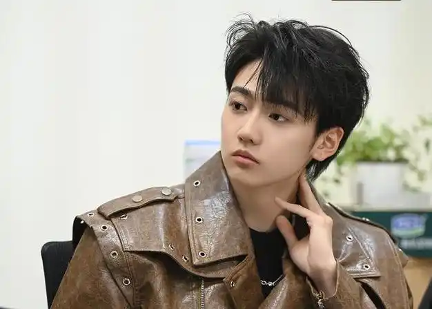 别的不说,就冲着吴镇宇对向佐的那些点评,他就成功碾压了其他导师.