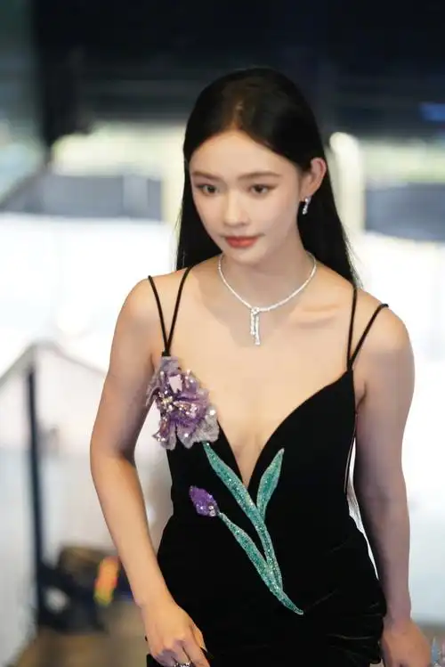 林允最新红毯造型