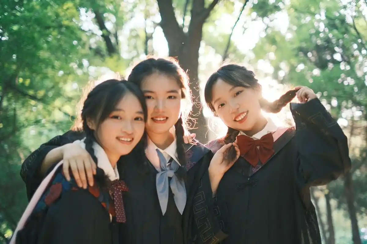 三人毕业照姿势 | 78闪闪发光的我们97毕业啦 头发丝光就是这样吗