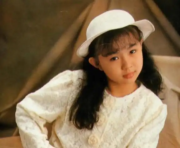 当年杨钰莹淡出歌坛之后,有着宝岛小甜歌之称的卓依婷凭借着甜美的