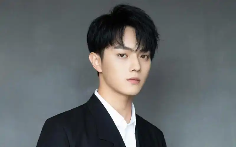 十一月男神许凯黑西装帅气有型迷人写真,高清壁纸图片,大陆明星-回车