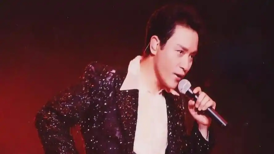 张国荣演唱会演唱《倩女幽魂》音乐一起,满满的回忆,永远的哥哥