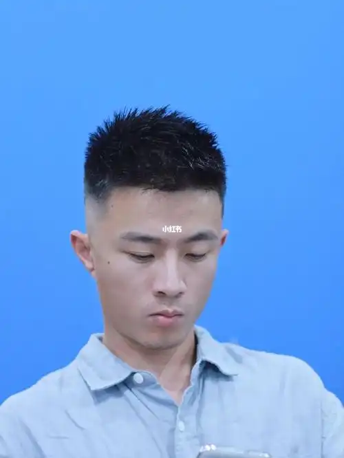 毛寸适合发量多,发质粗硬的男生,因为毛寸是在传统寸头的基础上,把