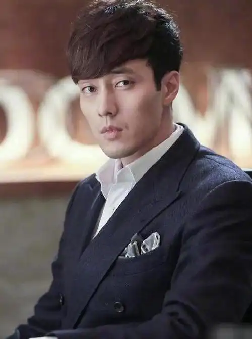 主君的太阳苏志变近照真成大叔了长发八字胡像极日本人