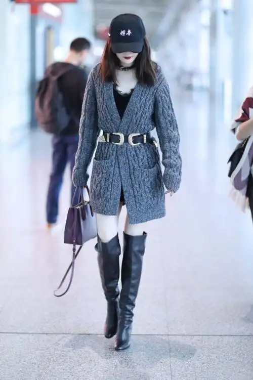 杨幂最新机场街拍 过膝长靴穿上瘾