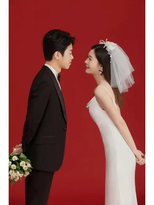 的纯色背景,是乍见心欢的轻复古红色@韩映像摄影 客片分享#婚纱照攻略