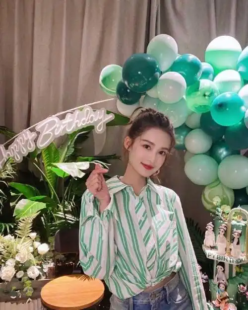 李沁迎31岁生日对镜头比心少女感十足