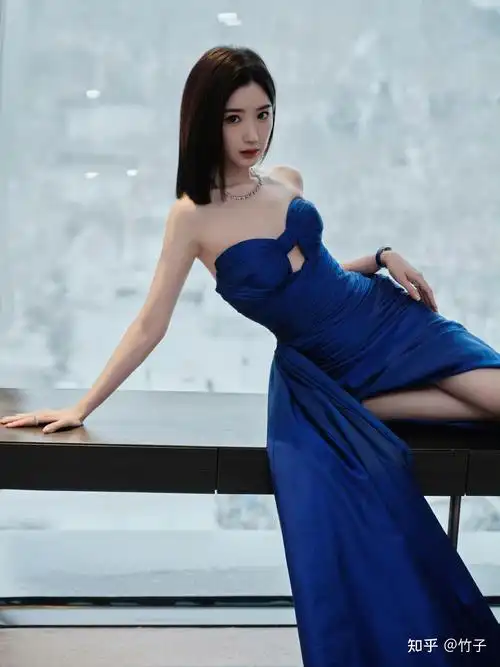 毛晓彤最新美照分享,宝石蓝开叉礼服裙与皑皑白雪相映成辉好美啊