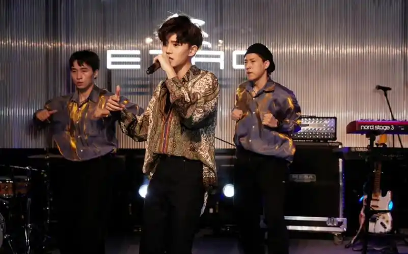 任嘉伦etro表演seeya简直帅呆了不同视角的嘉伦跳舞视频