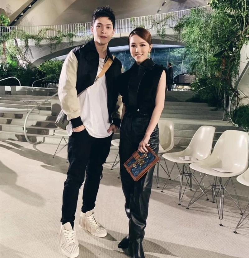 细心的网友发现,在其中一张自拍中,坐在邓紫棋后排的男友mark也帅气比