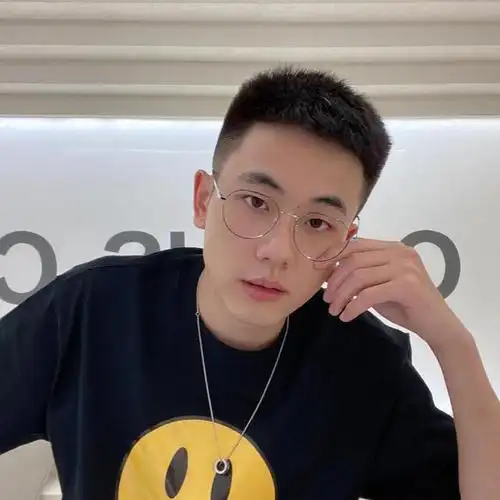 发型可能更加偏向于有刘海的发型,感觉露出额头的发型比较显成熟一些