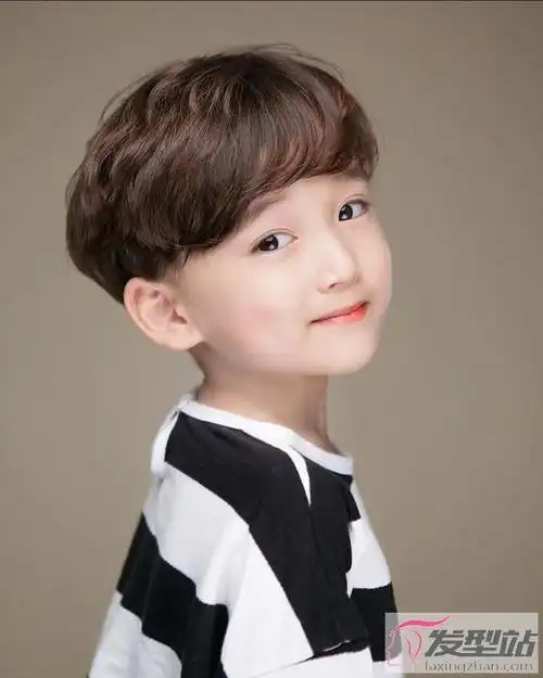 tags:小男孩剪什么发型好看夏天小男孩发型大全- the end -打赏本文由