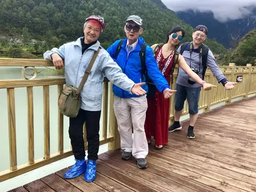 拒绝木讷合照,看我们的四人合影姿势满分吧